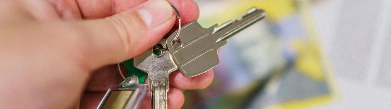 pexels-jakubzerdzicki-27641056 keys to home on keychain